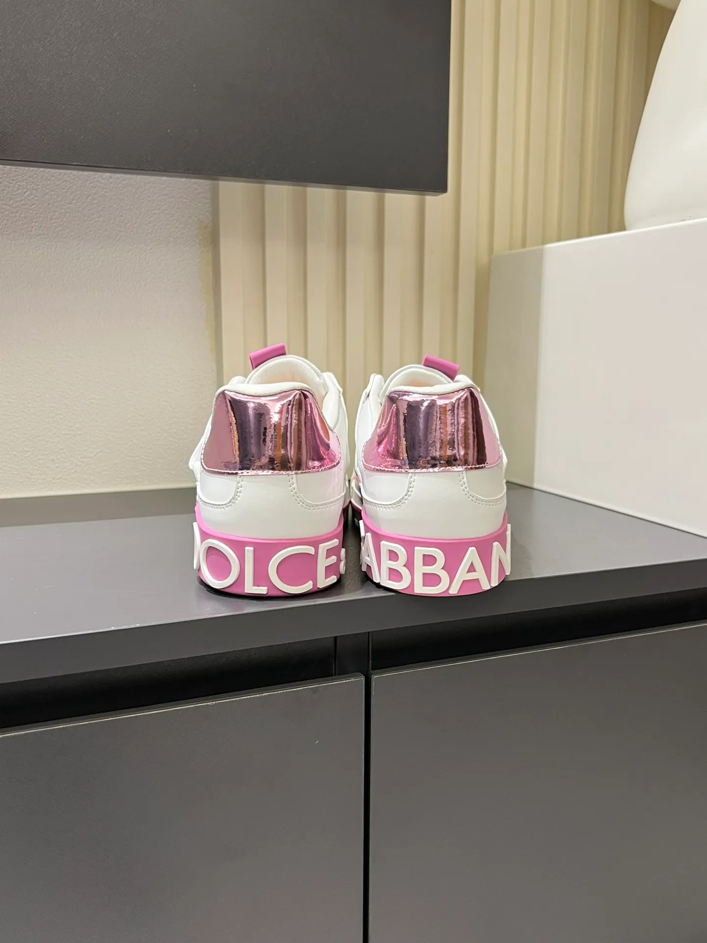 p480 Original order Couple model DG's new Custom 2.Zero sneakers combine the characteristic elements of the brand's two classic series, combining the simple and elegant silhouette of Portofino with the urban and capable attitude of Miami. Calfskin upper with contrasting details, micro-injection rubber logo on the side, laminated Dauphine leather heel, sheepskin lining, original outsole Size: Women's 35-40 (34, 41 can be ordered), Men's 38-44 (45, 46 can be customized)